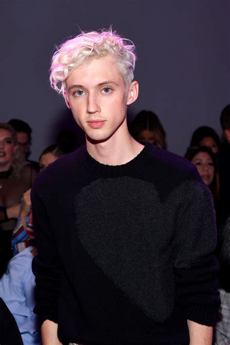 Troye Sivan says he’s not a bottom, but THIS photo sure